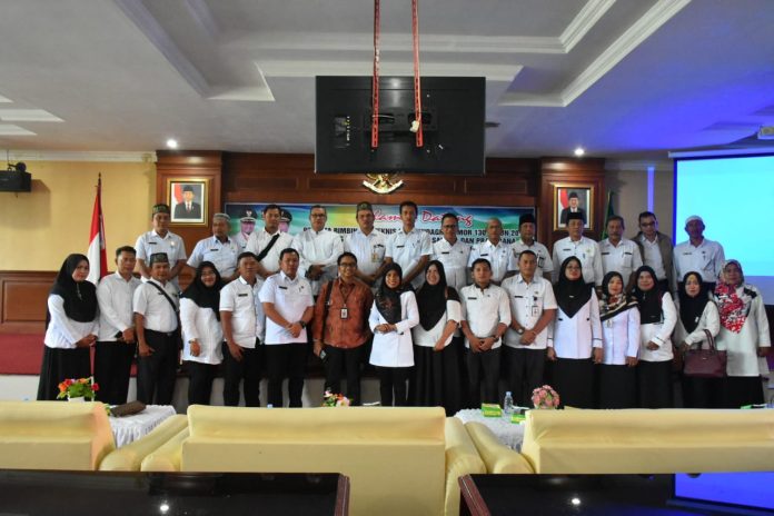 Walikota Tanjungbalai Muhammad Syahrial foto bersama dalam sosialisasi penggunaan dana Kelurahan. (f:ist/mistar)