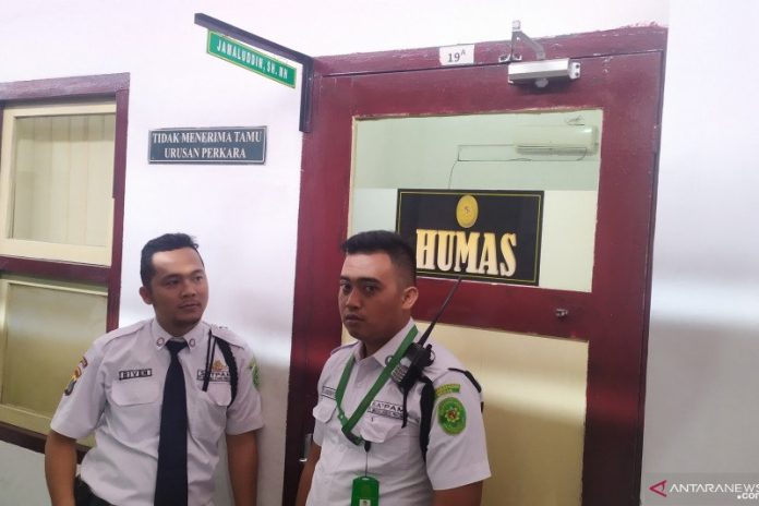 Dua petugas Satuan Pengamanan (Satpam) melakukan penjagaan di depan ruang kerja Hakim Pengadilan Negeri Medan Jamaluddin, saat berlangsungnya pemeriksaan. (ANTARA/Nur Aprilliana Br Sitorus)