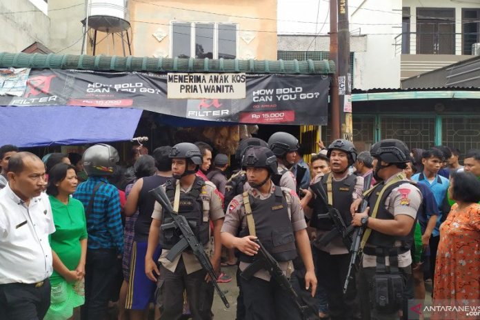 Pihak Kepolisian melakukan penjagaan di depan rumah kos korban di Jalan Punak, Kelurahan Sei Putih Timur II, Kecamatan Medan Petisah, Kota Medan, Sumatera Utara, Rabu. (ANTARA/Nur Aprilliana Br Sitorus)