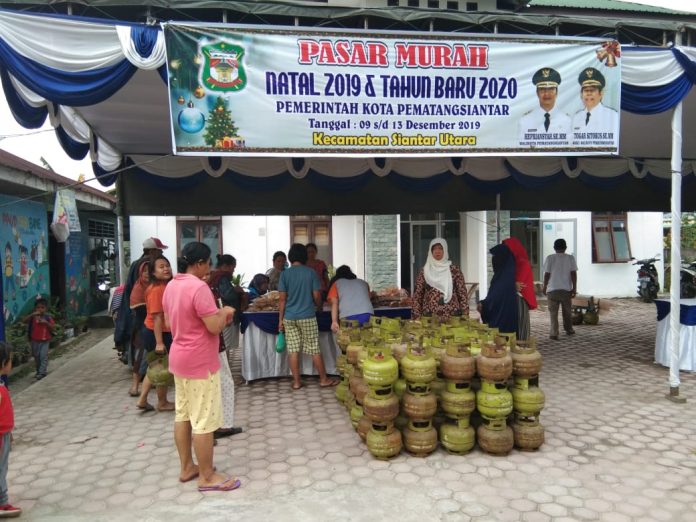 Pasar murah yang digelar Pemko di Kecamatan Siantar Utara.(f:mistar/ferry)