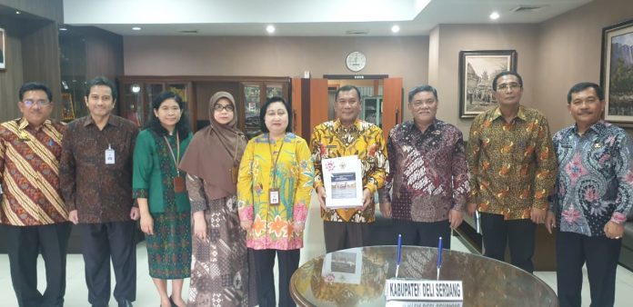 Kepala BPK RI Perwakilan Sumut, Dra V M Ambar Wahyuni foto bersama dengan Bupati Deli Serdang H Ashari Tambunan dan bersama Wakil Bupati HM Ali Yusuf Siregar, Selasa (17/12).(mistar/istimewa)