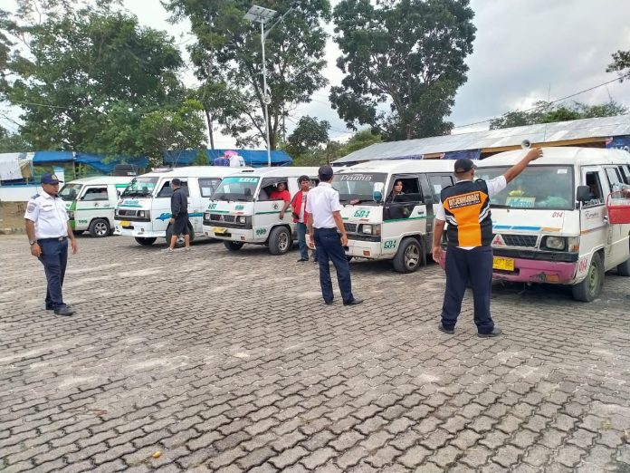 Petugas Kementerian Perhubungan sedang mengatur tata letak angkutan di Terminal Horas, Tanjung Pinggir, Kota Pematangsiantar.(f:mistar/ist)