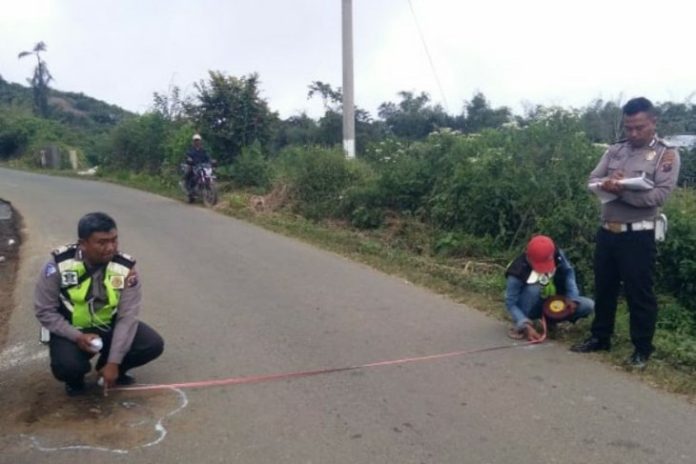 Petugas Satlantas Polres Simalungun olah TKP di lokasi laka lantas yang menewaskan dua pelajar di jalan umum Saribu Dolok., Kecamatan Silimakuta. (f:mistar/ant)