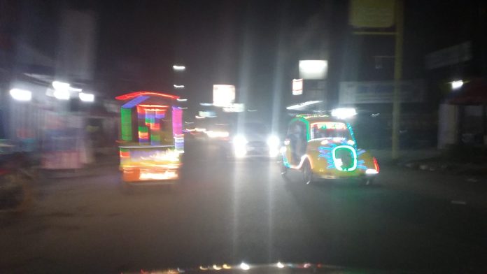 Odong-odong beroperasi malam hari di Jalan Kartini Pematangsiantar.(f:mistar/billy nasution)