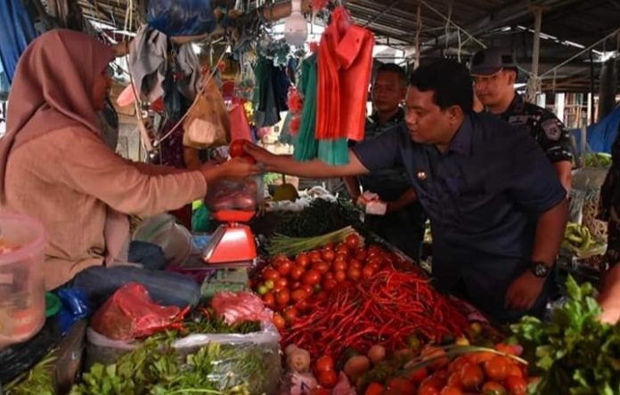 Walikota Tanjungbalai, H.M Syahrial SH,MH melakukan inspeksi mendadak (Sidak) stabilitas harga pangan di pasar tradisional yang ada di Kota Tanjungbalai