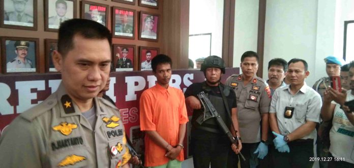 Kapolrestabes Medan Brigjend Pol Dadang Hartanto saat memaparkan tersangka pembunuhan terhadap sopir angkot di Mapolrestabes Medan, Jumat (27/12/19) sore. (f:hendra/mistar)