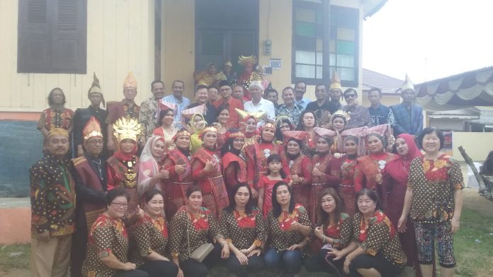 Masyarakat Serbelawan menggelar reuni akbar dengan memakai pakaian adat beragam budaya, Sabtu (28/12/19) sore.(f:mistar/billy nasution)