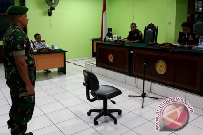 Dokumentasi - Majelis hakim Mahkamah Militer III Jayapura menjatuhi hukuman 30 bulan penjara dan dipecat dari kesatuan TNI kepada Serda Bangun Ahmad, anggota Yonif 410/Alugoro, karena terbukti melakukan penistaan agama. ANTARA/Evarukdijati