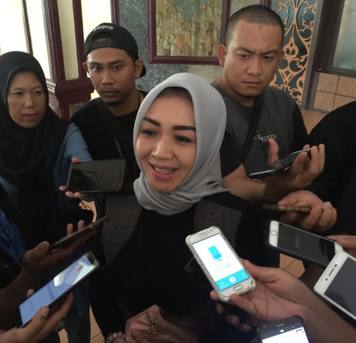 Usai kunjungan kerja di Mapolda Sumut, Rabu (4/12) sore, Anggota Komisi III DPR RI, Eva Yuliana memberikan keterangan kepada sejumlah wartawan. (Foto Mistar/saut)