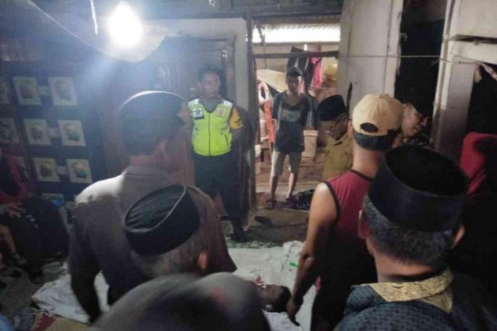 Petugas kepolisian dibantu warga sekitar mengevakuasi jasad korban tewas tersengat listrik di Kampung Sungai Niri, Desa Segarajaya, Kecamatan Tarumajaya, Kabupaten Bekasi, Senin (09/12/2019) petang. (ANTARA/Pradita Kurniawan Syah).