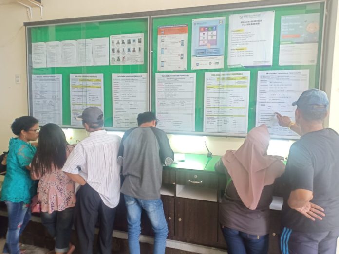 Warga masyarakat sedang mendaftar jadi peserta BPJS Kesehatan di kantor BPJS Kota Pematangsiantar.(f/mistar/dok)