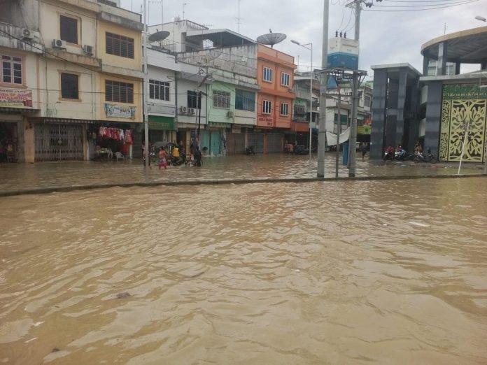 Banjir kiriman merendam pusat kota Tebing tinggi, sejak pagi hari, senin (16/12/19).