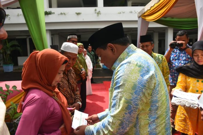WaliKota Tanjungbalai Muhammad Syahrial saat menyerahkan dana insentif . (ist)
