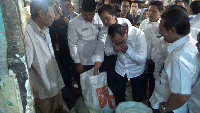 Gubernur Sumatera Utara, Edy Rahmayadi menemukan ada beras bulog yang berbau saat meninjau pasar dan gudang Bulog di Medan. (mistar/daniel pekuwali)