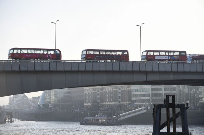 Sejumlah bus diparkir di Jembatan London yang ada di London, Inggris, pada 30 November 2019. (Xinhua/Stephen Chung) (XINHUA FOTO) NEPAL-KIRTIPUR-FESTIVAL INDRAYANI