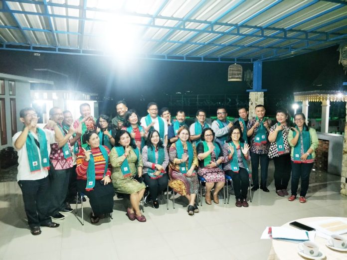 Kepala Dinas Pariwisata Sumut, dr.Ria Telaumbanua, panitia penyelenggara festival Danau Toba 2019 foto bersama dengan kalangan pers.(f:mistar/karmel)