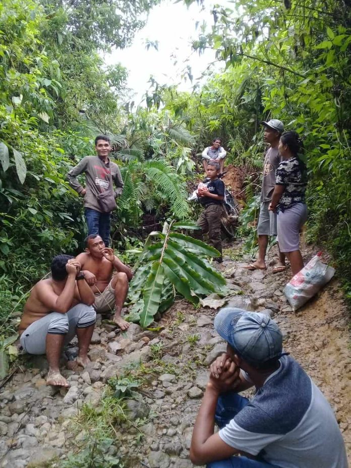 Warga yang bergotong royong mengatasi tanah longsor di Dusun 7 Kuta Belki Desa Adin Tengah. (f:gunarso/mistar)