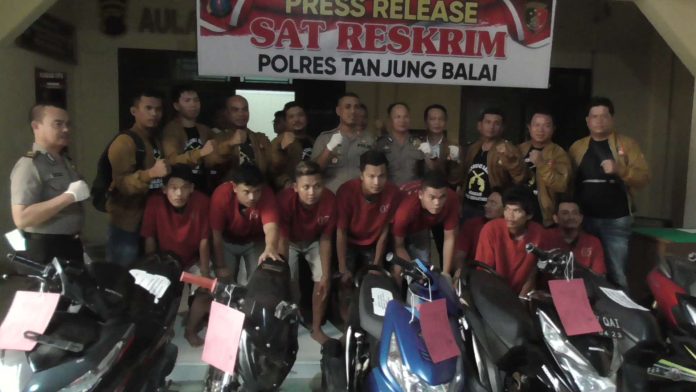 Kapolres Tanjungbalai AKBP Putu Yudha Prawira bersama dengan Teamsus Gurita saat mengamankan delapan tersangka dan 6 unit sepeda motor . (f:eko/mistar)