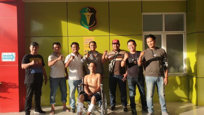SU alias Sandi Duduk Dikursi Roda Usai Mendapatkan Perawatan Medis di RS Bhayangkara Medan, Kamis (05/12/19). (f:ist/mistar)