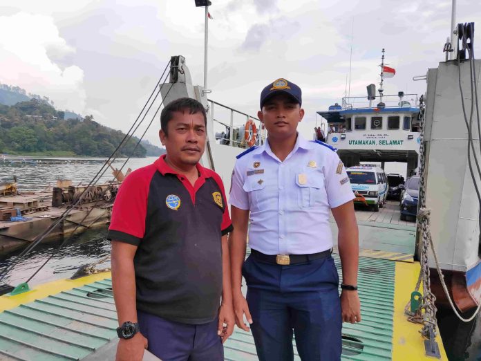 : Kaharuddin Siregar dan sataf Kementerian Perhubuhgan khusus Pelabuhan Tigaras.(f:roland/mistar)