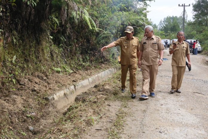 Wakil Bupati Sarlandy Hutabarat, SH saat memimpin gotong-royong Aparatur Sipil Negara (ASN) (f:fernando)