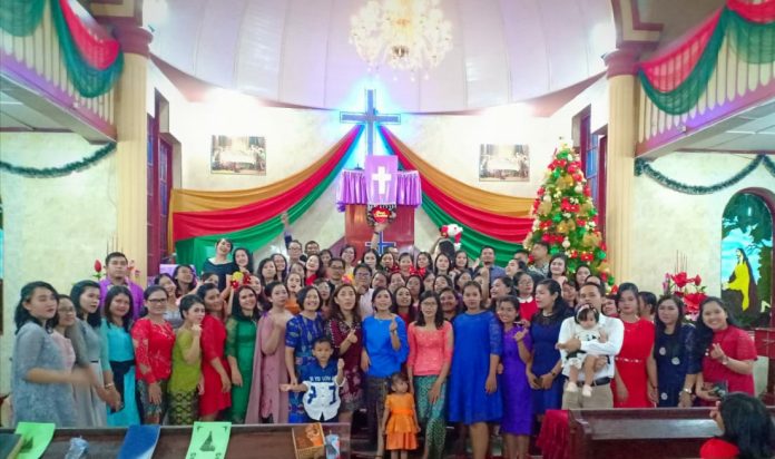 Dokter dan karyawan RSU Tiara Kasih Sejati Pematangsiantar pada perayaan Natal di Gereja HKBP Sintanauli, Kamis (12/12/19).(f;mistar/ist)