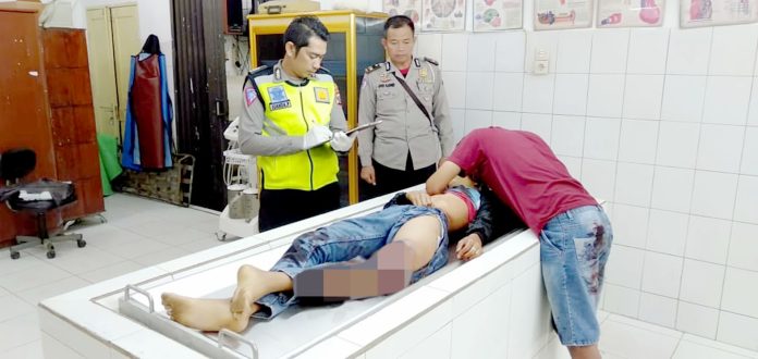 Korban laka lantas dibawa petugas kepolisian ke rumah sakit Vita Insani Pematangsiantar.(f:mistar/ist)