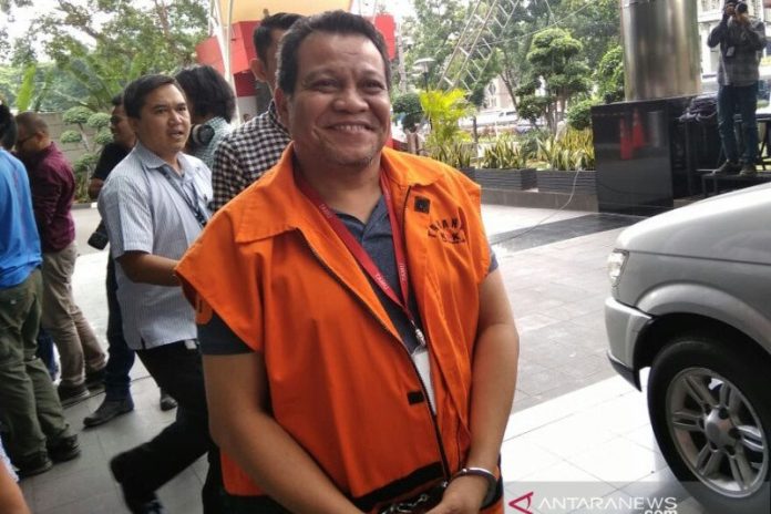 Kepala Dinas PUPR Kota Medan Isa Ansyari (rompi jingga), salah satu tersangka kasus suap terkait proyek dan jabatan pada Pemerintah Kota Medan Tahun 2019. (Antara/Benardy Ferdiansyah)