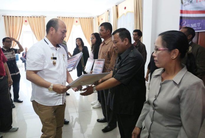Bupati menyerahkan CSR dari Bank Sumut kepada Mahasiswa berprestasi