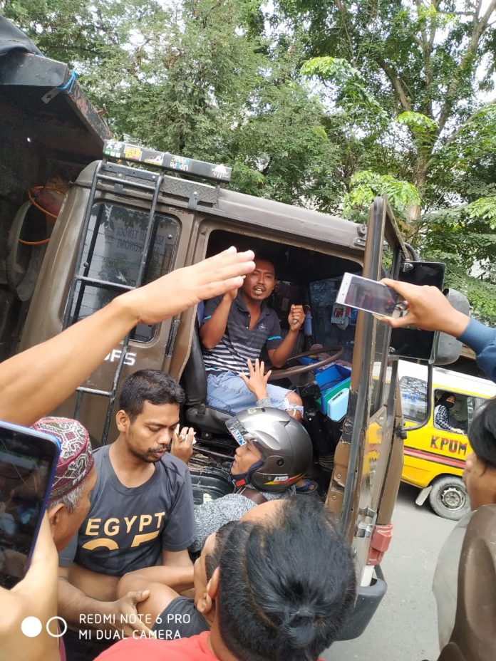 Sopir dump truck, Indra Supratman diamankan warga setelah menabrak seorang bocah dan neneknya, Senin (9/12/19). (f:hendra/mistar)