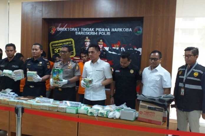 Wakil Direktur Tindak Pidana Narkoba Kombes Pol Krisno Halomoan Siregar (tengah) dengan didampingi Karopenmas Polri Brigjen Pol Argo Yuwono (ketiga kiri) merilis tangkapan 37 kg narkoba jenis sabu-sabu yang diselundupkan dari Malaysia, melalui jalur laut. (ANTARA/HO-Polri)