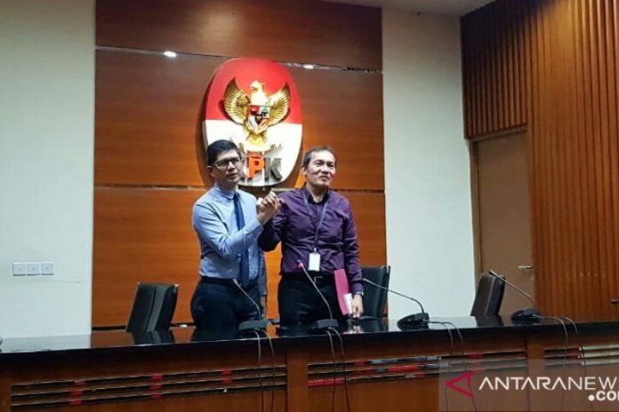 Dua Wakil Ketua KPK Laode M Syarif dan Saut Situmorang usai jumpa pers di gedung KPK, Jakarta, Senin (16/12/2019). (Antara/Benardy Ferdiansyah)