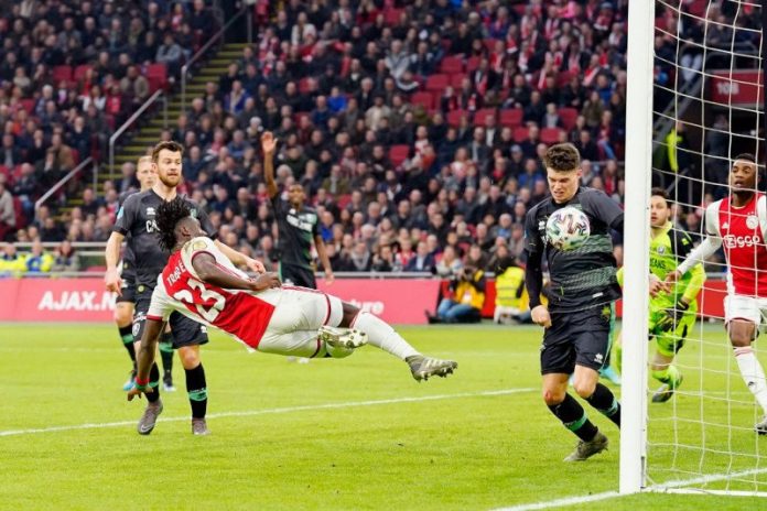 Aksi Lassina Traore saat mencetak gol keenam Ajax ke gawang ADO Den Haag dalam laga yang berakhir 6-1 di Amsterdam Arena, Minggu (22/12/2019). (ANTARA/Twitter@AFCAjax)