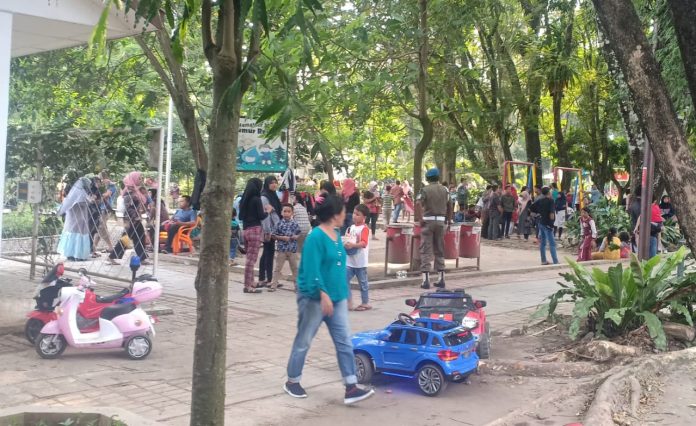 Terlihat petugas Satpol PP Pematangsiantar pada saat menertibkan pedagang dan permainan anak di Lapangan Merdeka kota itu, Selasa (24/12/19) sekitar pukul 15.30 Wib.(f:mistar/maris)