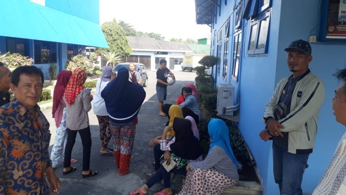 Warga Gang Salak, Kelurahan Bantan, Kecamatan Siantar Barat, Kota Pematangsiantar unjukrasa di PDAM Tirtauli.(f:mistar/ferry)