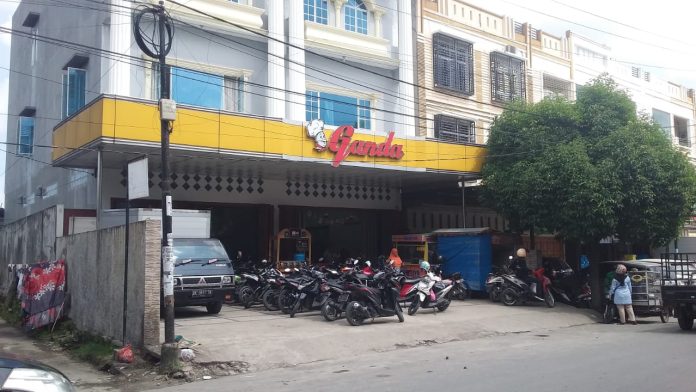 Jendela  Toko Roti Ganda Jalan Kartini, Pematangsiantar tempat kawanan maling masuk mencuri.(f:mistar/billy)