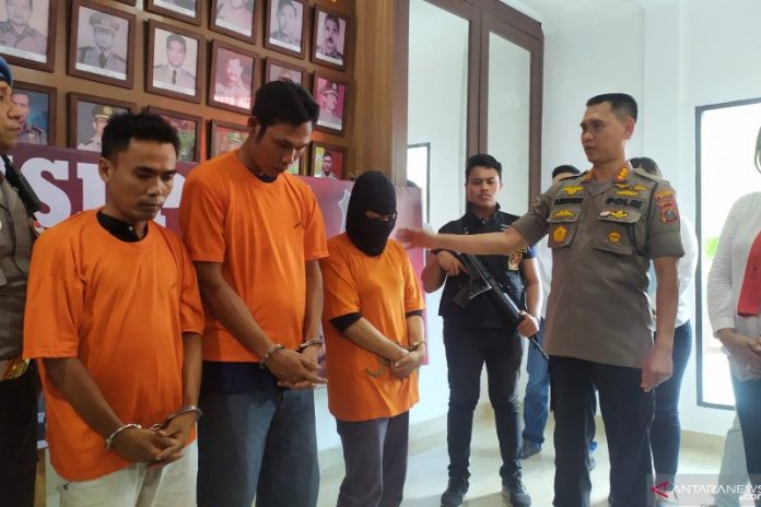 Kapolrestabes Medan Kombes Pol Dadang Hartanto saat menginterogasi ketiga tersangka perdagangan orang, di Mako Polrestabes Medan, Senin. (f:ist/mistar)