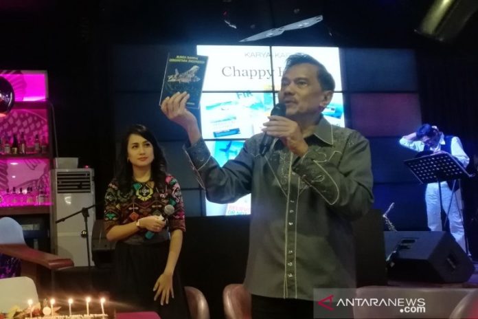 Mantan KSAU Marsekal TNI (Purn) Chappy Hakim menunjukkan buku 