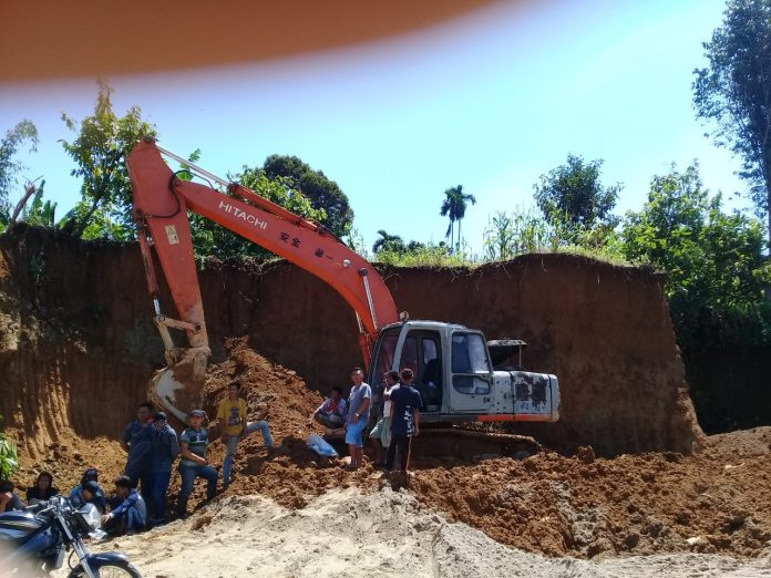 Satu unit alat berat sedang meratakan tanah perbukitan dilokasi pengebangan kuburan mewah milik PT Nirvana Memorial di Kecamatan Sibolangit,Rabu (5/12).mistar/iqbql