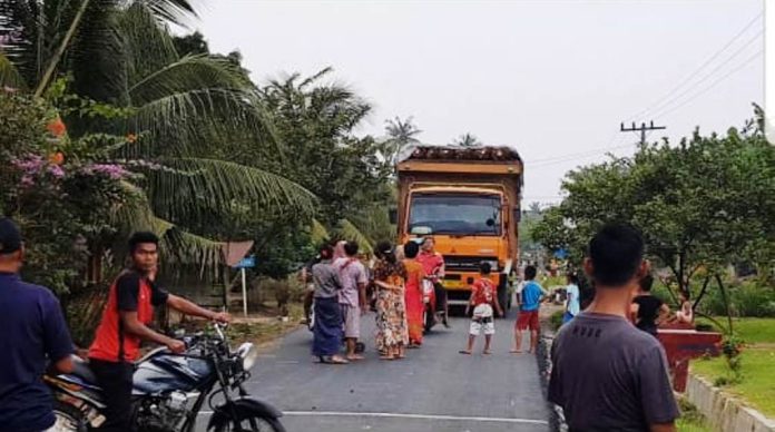 Dilarang Melintas. Warga Jalan Dusun IV Veteran, Desa Kwala Air Hitam, Kecamatan Selesai, Kabupaten Langkat, melarang Truk melintas.