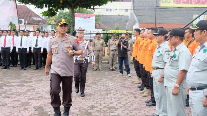 Kapolres Tanjungbalai AKBP Putu Yudha Prawira saat melakukan pemeriksaan terhadap barisan personil. (f:ist/mistar)