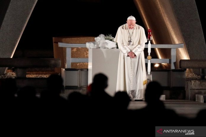 Paus Fransiskus menghadiri saat hening di Peace Memorial Park, di Hiroshima, Jepang, Minggu (24/11/2019). ANTARA FOTO/Reuters-Kim Kyung-Hoon/hp.