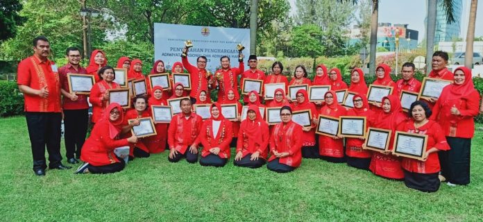 Kepala Dinas Pendidikan Deli Serdang, H Timur Tumanggor foto bersama para kepala sekolah yang menerima penghargaan Adiwiyata Nasional dan Adiwiyata Mandiri, Jumat (13/12). mistar/istimewa