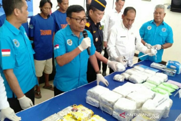 Kepala BNNP Sumsel, Brigjen Pol Jhon Turman Panjaitan, saat merilis ungkap kasus 36 kilogram sabu-sabu dan 32 ribu pil ekstasi, Senin (16/12) (antara/aziz munajar/mistar)