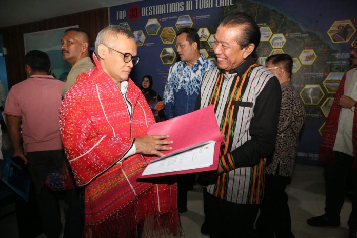 Bupati Tapanuli Utara Drs.Nikson Nababan, M.Si diwakili Wakil Bupati Sarlandy Hutabarat, SH menyambut Kunjungan Kerja (Kunker) spesifik Komisi VI DPR-RI di Sumatera Utara, bertempat di Bandara Internasional Silangit, Siborong-borong, Sabtu (7/12/19).(f:mistar/fernando)