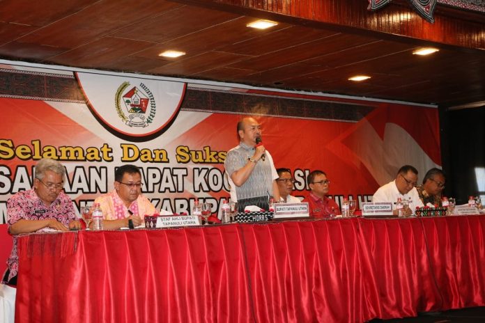 Bupati Taput Drs.Nikson Nababan,M.Si memimpin rapat koordinasi ASN (foto: Mistar/Jan Piter ).