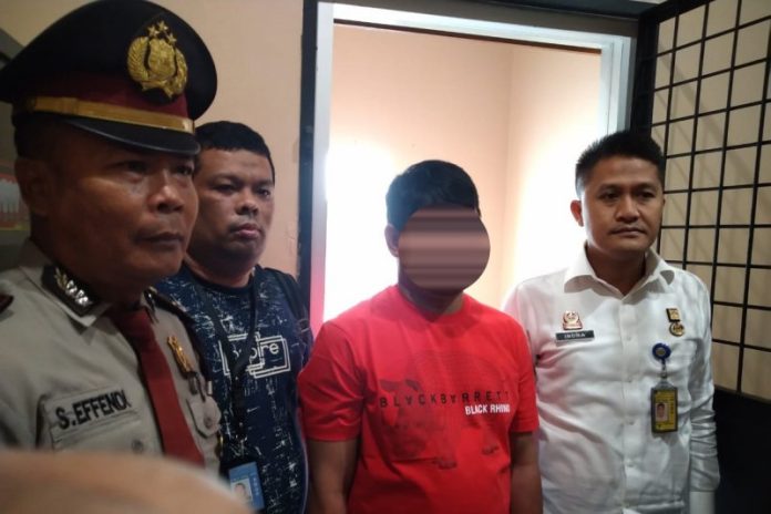Petugas Kantor Imigrasi Kelas I Khusus Medan menangkap seorang WNI yang menjadi DPO kasus narkotika, Kamis (12/12/2019). (f: antara/mistar)