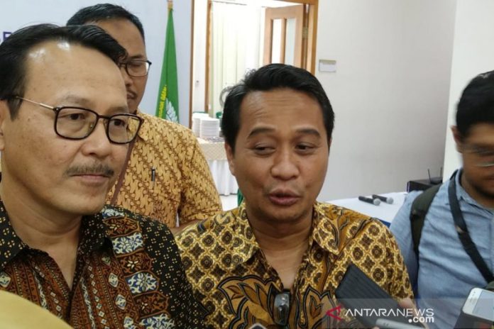 Ketua Umum PB IDI Daeng M. Faqih (kanan) memberikan keterangan pada wartawan di kantor PB IDI Jakarta, Selasa (17/12/2019). (ANTARA/Aditya Ramadhan)