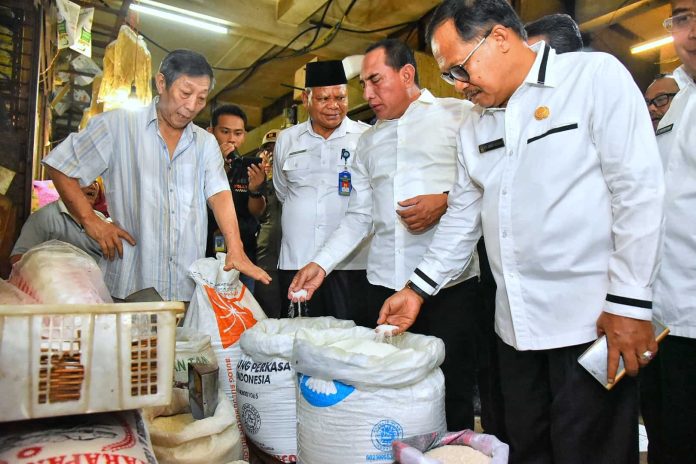 Gubernur Sumatera Utara, Edy Rahmayadi menemukan ada beras bulog yang berbau saat meninjau pasar dan gudang Bulog di Medan. (mistar/daniel pekuwali)