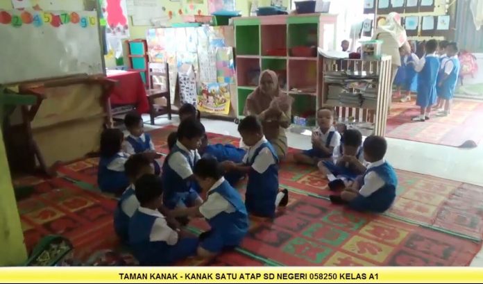 Tampak anak – anak usia dini sedang mengikuti latihan belajar bernyani bersama ibu guru.